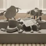 Kamienna tablica, aparat i pisuar w surrealistycznej scenie. Dzieło współcześni artyści polscy.