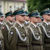 Żołnierze w mundurach prezentują swoje stopnie w wojsku.