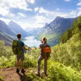 Trekking co to? Dwóch turystów z plecakami podziwia malowniczy fiord i góry.