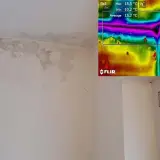 Pannelli per cappotto interno: la termografia rivela ponti termici e umidità su un muro, evidenziando la necessità di un isolamento efficace.