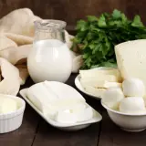 Varietà di formaggi freschi, tra cui mozzarelline e blocchi, con latte e erbe aromatiche. Ideali per chi cerca formaggi con poco sale.