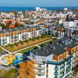 Nowoczesne apartamenty Bel Mare Resort Międzyzdroje z placem zabaw i widokiem na morze.