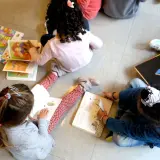 Niños aprendiendo a leer, quizás con ayuda del bono infantil Comunidad Valenciana.