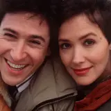 Uśmiechnięci John Cusack i Annette Bening, główni bohaterowie filmu "Przystanek Alaska", w zimowych kurtkach.