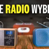 Różne stacje radiowe, od klasycznych po nowoczesne, stoją na drewnianym blacie. Wybierz swoje idealne radio!