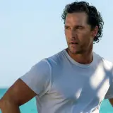 Matthew McConaughey, con sguardo intenso, su uno sfondo marino. Le recensioni per "Serenity - L'isola dell'inganno" potrebbero descrivere questa scena.