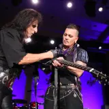 Alice Cooper i Johnny Depp z zespołu Hollywood Vampires na scenie.