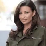 Julia Wieniawa w zielonej kurtce, z rozpuszczonymi włosami i złotą kolczykiem. Ciekawe, ile lat ma Julia Wieniawa?