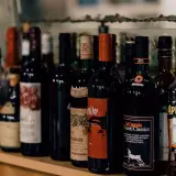 Rząd butelek wina, w tym Chianti Classico, i Aperol. Zastanawiasz się, ile wina można przewieźć z Włoch?