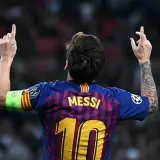 Leo Messi z podniesionymi rękami, w koszulce FC Barcelona z numerem 10. Symbol jego wielkiej historii w klubie.