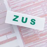 ZUS na tle dokumentów. Składka wypadkowa to ważny element ubezpieczenia społecznego.