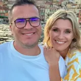 Anna Lewandowska i jej mąż cieszą się wspólnym czasem nad wodą, z malowniczym miasteczkiem w tle.