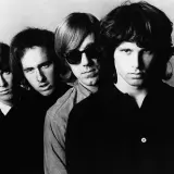 Czarno-białe zdjęcie zespołu The Doors, czterech mężczyzn patrzących w obiektyw.