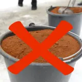 Czerwony krzyżyk na wiadrach z fusami. Nie, kawy nie można parzyć dwa razy.
