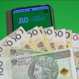 Pieniądze i ekran telefonu z logo ZUS. Czy taka emerytura po 30 latach pracy przy najniższej krajowej wystarczy?