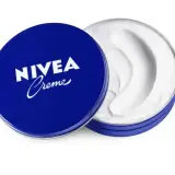Crema Nivea lata azul, a pesar de su fama, puede ser mala para pieles sensibles.