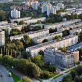 Osiedle bloków mieszkalnych z zielenią. Pytanie: czy mieszkanie spółdzielcze własnościowe można sprzedać?