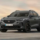 Stylowe, ciemnoszare auto Cupra z miedzianymi akcentami na felgach, zaparkowane na pustkowiu o zachodzie słońca.