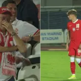 Wzruszony kibic w czapce "POLSKA" i szaliku z orłem, obok dumny nicola zalewski tata na boisku.