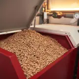 Zbiornik kotła na pellet wypełniony po brzegi. Zastanawiasz się, ile kosztuje tona peletu?