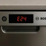 Wyświetlacz zmywarki Bosch pokazuje błąd E24.