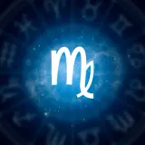 Symbol Panny na tle niebieskiej mgławicy. Sprawdź swój horoskop panna codzienny i odkryj, co gwiazdy mówią o Twoim dniu.