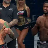 Dwóch zawodników MMA, jeden z tatuażami na klatce piersiowej, gotowych do walki. W tle ring girl z pasem mistrzowskim FAME. Wyniki walki będą emocjonujące!