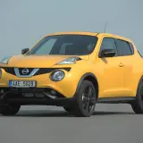 Żółty Nissan Juke na drodze, widok z przodu.