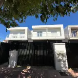 Modern houses behind a black gate. A tasador hipoteca would appreciate the clean lines and potential value.