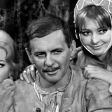 Pan Wołodyjowski obsada: Zbigniew Cybulski w otoczeniu dwóch kobiet, w scenie z filmu.