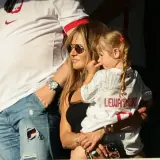 Anna Lewandowska tuli córkę Klarę na mecz. Dziewczynka ma na sobie koszulkę z nazwiskiem "Lewandowski".