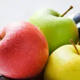 Frische Äpfel in Rot, Grün und Gelb, mit Wassertropfen bedeckt. Sie sind ein gesunder Snack und bieten gute Apfel Nährwerte.