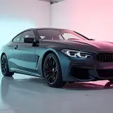 Eleganckie BMW serii 8, ciemnogranatowe coupe, w nowoczesnym studiu. To mistrzowska fotografia motoryzacyjna.
