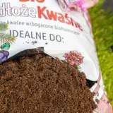 Ziemia lekko kwaśna, idealna do iglaków i roślin wrzosowatych, wysypana z worka na trawę.