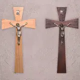 Dwa drewniane krzyże z figurkami Jezusa. Jeden jasny, drugi ciemny. Symbol wiary, jak tatuaż krzyż na palcu znaczenie.