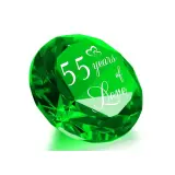 Szmaragd z napisem "55 years of Love" symbolizuje 55 rocznicę ślubu.