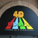 Logo "DIDIDADO" z napisem "cinema en 4 dimensions" pod łukiem z cegły. To właśnie co to jest 4DX – kino z dodatkowymi doznaniami.