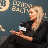 Patrycja Redo Łabędzewska udziela wywiadu dla Dziennika Bałtyckiego, trzymając mikrofon.