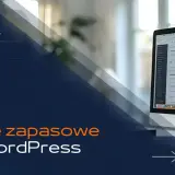 Jak zrobić kopię zapasową WordPress? Na ekranie komputera widać panel administracyjny WordPressa, a poniżej hasło "Kopie zapasowe na WordPress".
