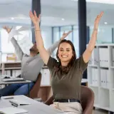¡Celebración en la oficina sin papeles! Dos personas lanzan papeles al aire, llenas de alegría y éxito.