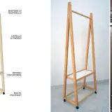 Appendiabiti fai da te in legno con rotelle, ripiano e barra appendiabiti. Ideale per organizzare vestiti e accessori.