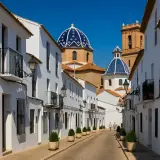Un paseo por la altea vieille ville, un itinéraire encantador con cúpulas azules y casas blancas.