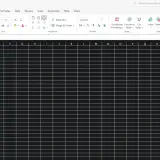 Pusta tabela w programie Excel z widocznym paskiem narzędzi.