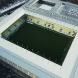 Nowe, małe stadiony piłkarskie w zimowej scenerii, gotowe na przyszłe emocje sportowe.