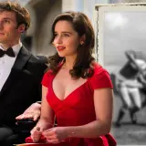 Ein Mann im Rollstuhl und eine Frau in Rot, inspiriert von Jojo Moyes' "Mein Leben in deinem". Ein Schwarz-Weiß-Foto von Rugby-Spielern im Hintergrund.