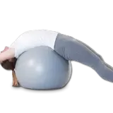 Une femme s'étire sur un ballon de gym, le dos cambré, dans une posture qui pourrait aider à corriger une cyphose.