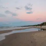 Zachód słońca nad morzem w Łebie. Spacer po plaży, romantyczne widoki, idealne łeba atrakcje dla dorosłych.