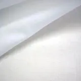 Delikatny, biały rodzaj batystu, lekko połyskujący, idealny na letnie kreacje.