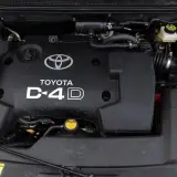 Silnik D-4D w Toyocie Avensis T25. Widoczna czarna pokrywa silnika z logo Toyoty i napisem D-4D.