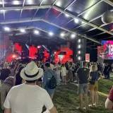 Tłum ludzi na koncercie w Warszawie. Na scenie wielkie ekrany z czerwonymi wizualizacjami. To musi być świetne #meskiegranie warszawa!